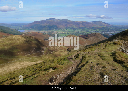 Die Aussicht Richtung Norden Fjälls von Narbe Klippen auf dem Weg hinauf Causey Pike in den Fjälls Outerside und Barrow in Richtung der nördlichen Stockfoto