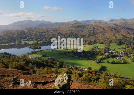 Auf der Suche nach Südwesten über Grasmere Dorf und See, Silber wie von den Hängen des Heron Hecht mit den Coniston Fells sichtbar Stockfoto