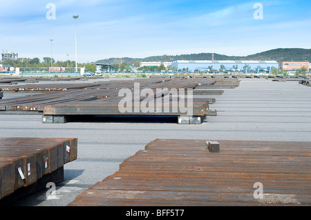 Stahlstangen Lagerung in einem Hafen Stockfoto