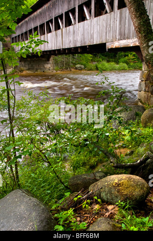 Eine überdachte Brücke über den Swift River in der Nähe von dem Kancamagus Highway in der Nähe von North Conway in New Hampshire, USA Stockfoto