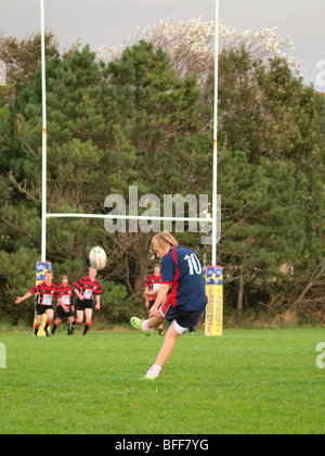 Teenager Rugby-Spieler treten eine Umwandlung, Bude, Cornwall. Stockfoto