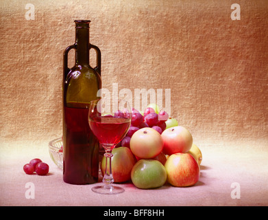 Rotwein und Frucht gegen eine braune Sackleinen - Stillleben Stockfoto