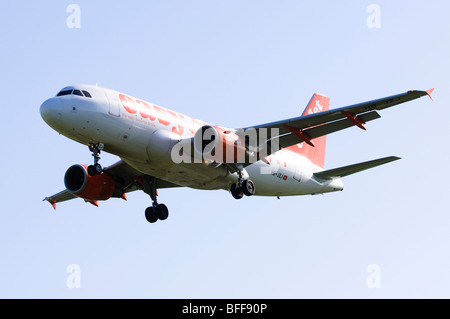 Airbus A319 von Easyjet Schweiz im Landeanflug am Flughafen Birmingham betrieben Stockfoto