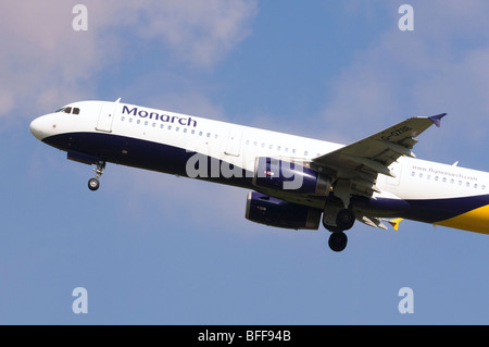 Airbus A3231 betrieben von Monarch Airlines klettern Sie aus nehmen Sie am Flughafen Birmingham Stockfoto