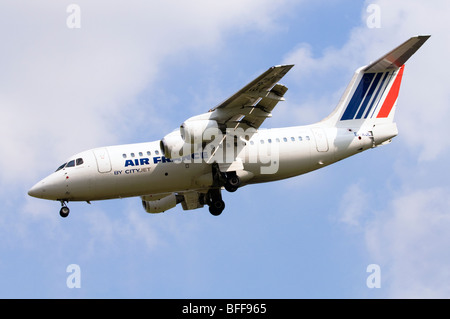 Avro RJ85 betrieben von Cityjet, im Auftrag von Air France im Landeanflug am Flughafen Birmingham Stockfoto