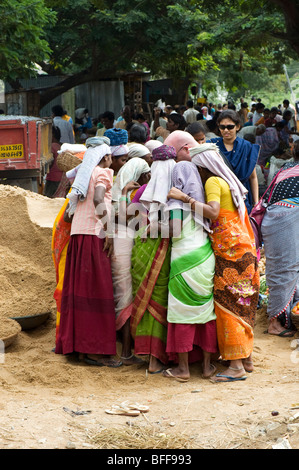 Western touristische Indische weibliche Straßenarbeiter, die ein digitales Foto. Puttaparthi, Andhra Pradesh, Indien Stockfoto