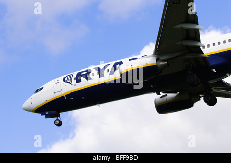 Boeing 737 von Ryanair operiert Landeanflug am Flughafen Birmingham Stockfoto