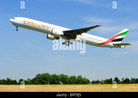 Boeing 777, durchgeführt von Emirates abheben vom Flughafen Birmingham entfernt. Stockfoto