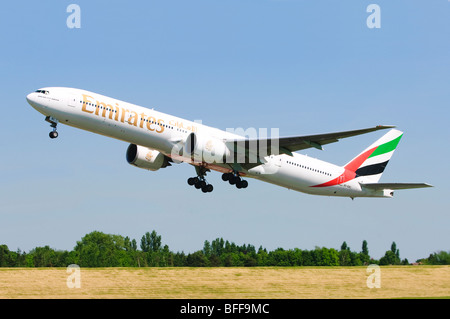 Boeing 777, durchgeführt von Emirates abheben vom Flughafen Birmingham entfernt. Stockfoto