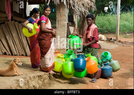 Inder Verkauf aus Kunststoff Töpfe zu Frauen in den ländlichen indischen Dorf. Andhra Pradesh, Indien Stockfoto