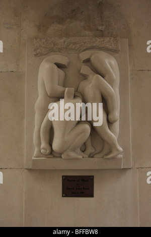 In einer ruhigen Ecke des Carlton House Terrace befindet sich dieses schöne Steinrelief "States of Mind" von Bildhauer David John Kent Stockfoto