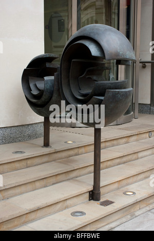 Diese Skulptur im öffentlichen Raum von John Sydney Carter "Zwei Wellenform" liegt im Carlton House Terrace in London. Stockfoto