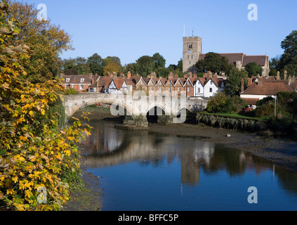 Aylesford Stadt reflektiert in den Fluss Medway in Kent, UK Stockfoto