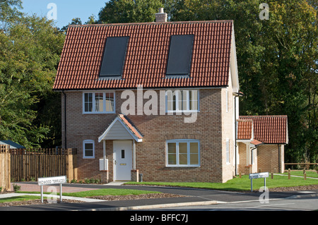 Neu gebautes Haus mit integrierten Solarzellen Stockfoto