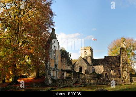 MINSTER LOVELL, OXFORDSHIRE, Großbritannien - O3. NOVEMBER 2009: Blick auf St. Kenelm's Church und die zerstörte Minster Lovell Hall im Herbst Stockfoto