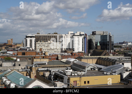 Blick aus der Vogelperspektive östlich der Skyline von Cardiff City Centre, Wales Großbritannien, die Dächer der britischen Stadt Stockfoto