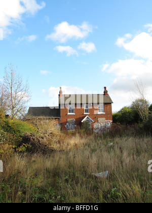 Ein verfallenes Haus mit Land für Sanierung in Großbritannien. Stockfoto