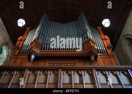 Nahaufnahme der Orgel in der Kirche auf dem Gelände des Ashdown Park Hotel Stockfoto