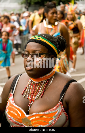 Frau mit einem gemalten Gesicht und einen jamaikanischen Hut auf dem Notting Hill Carnival Stockfoto
