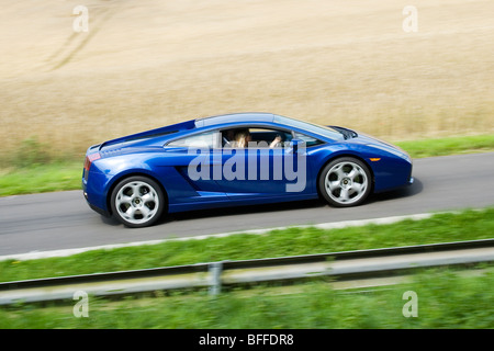 Blau Lamborghini Gallardo racing am Anschluss Stockfoto