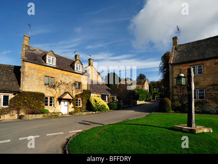 MINSTER LOVELL, OXFORDSHIRE, Großbritannien - O3. NOVEMBER 2009: Blick auf die Häuser im Dorf Stockfoto