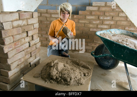 Lernen praktische Ziegelmauerwerk in einer City College Studentin Stockfoto