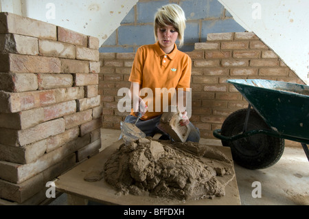 Mädchen-Schüler lernen praktische Maurerarbeiten im "City College Brighton" Stockfoto