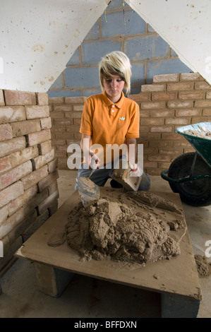 Lernen praktische Ziegelmauerwerk in einer City College Studentin Stockfoto