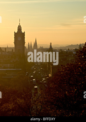 Blick entlang der Princes Street, Edinburgh bei Abenddämmerung Vorführung Balmoral Hotel und Scott Monument von Calton Hill Stockfoto