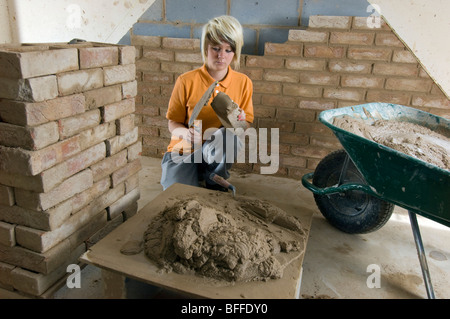 Lernen praktische Ziegelmauerwerk in einer City College Studentin Stockfoto