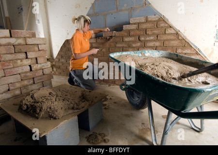 Lernen praktische Ziegelmauerwerk in einer City College Studentin Stockfoto