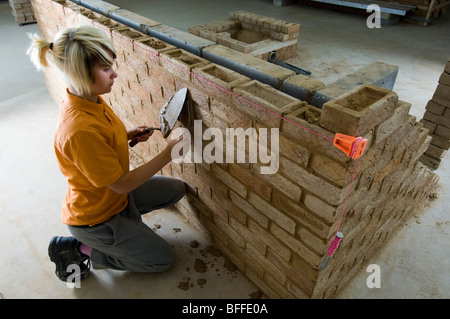 Lernen praktische Ziegelmauerwerk in einer City College Studentin