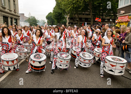 Trommler aus Batala Banda de Percussao in Notting Hill Carnival in London, England. Stockfoto