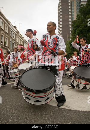 Schlagzeuger von Batala Banda de Percussao in Notting Hill Carnival in London, England. Stockfoto