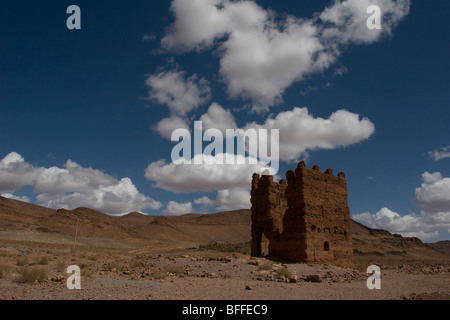 Ein einsamer Turm inmitten verstreut Wüste zwischen Tazenakht und Taliouine im Süden Marokkos Stockfoto