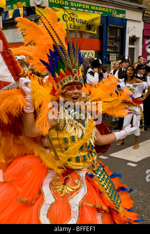 Bunte Tänzerin aus der Paraiso Schule von Samba-Schwimmer bei den Notting Hill Carnival in London, England Stockfoto