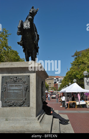 Obdachloser schlafen unter dem Simon Bolivar-Denkmal in San Francisco Stockfoto