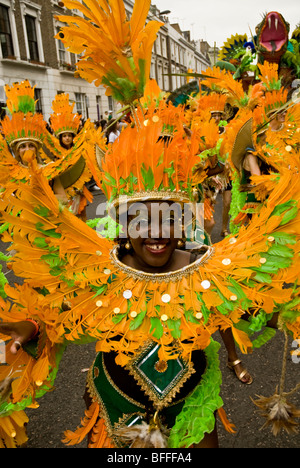 Bunte Tänzerin aus der Paraiso Schule von Samba-Schwimmer bei den Notting Hill Carnival in London, England Stockfoto