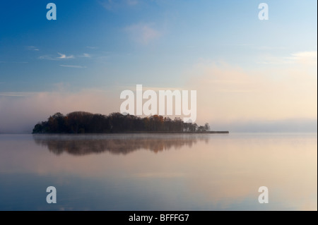 Insel Auf Dem Wörthsee Bei "Sonnenaufgang", Oberbayern, Deutschland Stockfoto