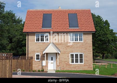 Neu gebautes Haus mit integrierten Solarzellen Stockfoto