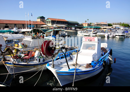 Fischerboote im Hafen von Paphos, Paphos, Bezirk Paphos, Zypern Stockfoto