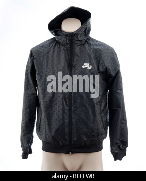 Schwarz Nike Windrunner jacket Regenjacke. mens Jacke mit detailliert alle Drucken über mit Kapuze Full Zip Stockfoto