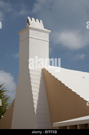 Klassische Bermuda Haus mit weißen Kamin vor blauem Himmel Stockfoto