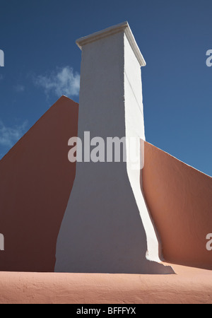 Klassische Bermuda Haus mit weißen Kamin vor blauem Himmel Stockfoto