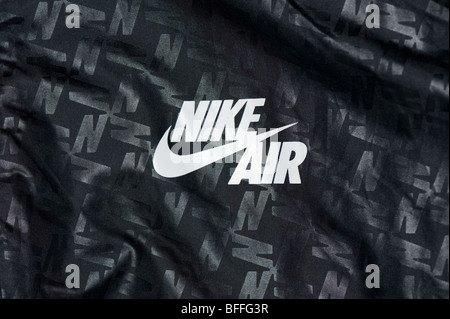 Nike Windrunner Nike tick Air Logo auf der Vorderseite des mens regen Jacke in Schwarz mit Überdruckt Detaillierung Stockfoto
