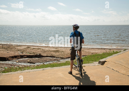 Ein Radfahrer, der Blick auf das Mar De La Plata aus einem Park nördlich von Buenos Aires Stockfoto