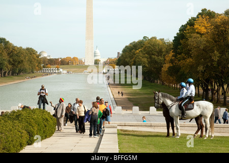 Ein Blick auf das Washington Monument und dem Capitol Gebäude aus dem Lincoln Memorial, Washington DC USA Stockfoto