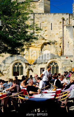 Mittagszeit Diners. Freiem Himmel, St. Emilion, Südwest-Frankreich, Europa Stockfoto