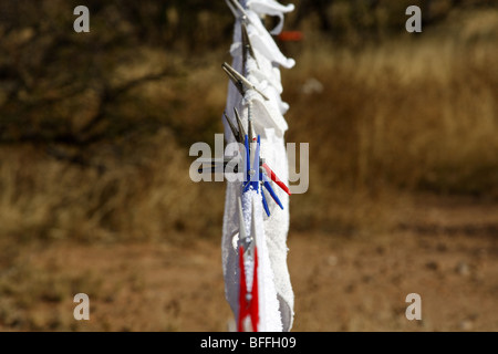 Handtücher aufhängen auf der Wäscheleine Stockfoto