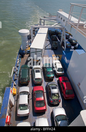 Autos auf der Außenterrasse auf einem Cross Channel Ferry, Strecke Calais-Dover, Ärmelkanal Stockfoto